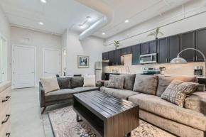 Golden Getaway Spacious 2BR Walk to Trails